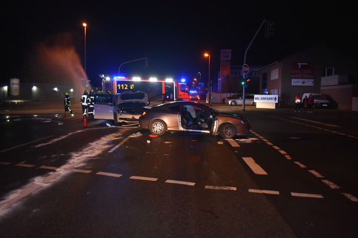 POL-MG: Schwerer Verkehrsunfall in Wickrath mit drei verletzten Personen