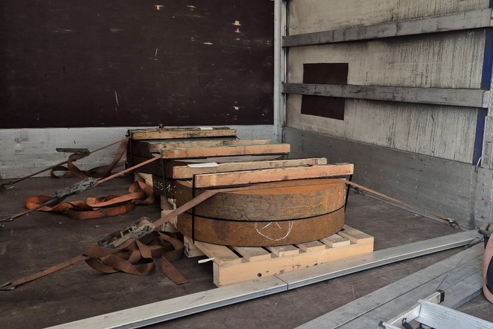 POL-RZ: Über drei Tonnen zu schwer / Polizei stoppt überladenen Kleinlaster