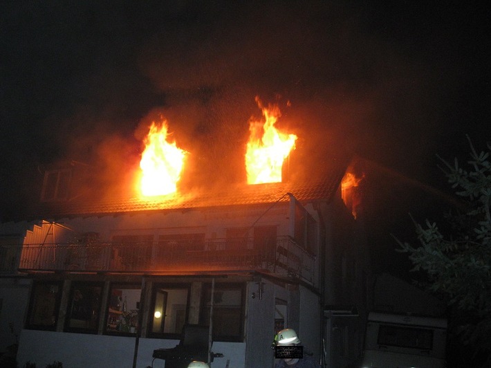 POL-PPTR: Brand des Obergeschosses eines Mehrfamilienhauses