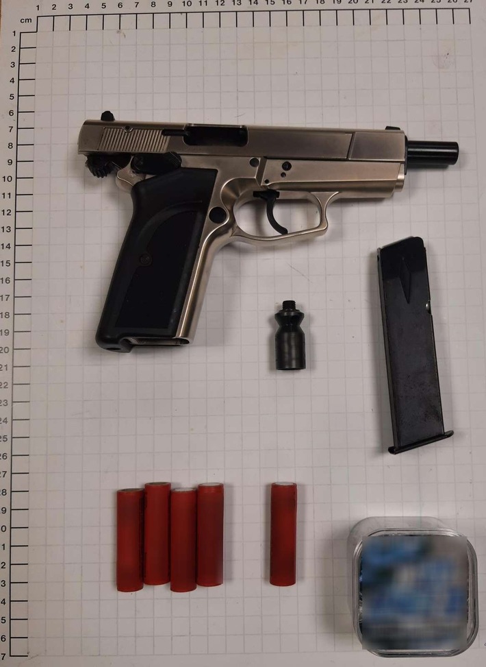 BPOL NRW: Bundespolizei stellt Schreckschusspistole und Munition sicher