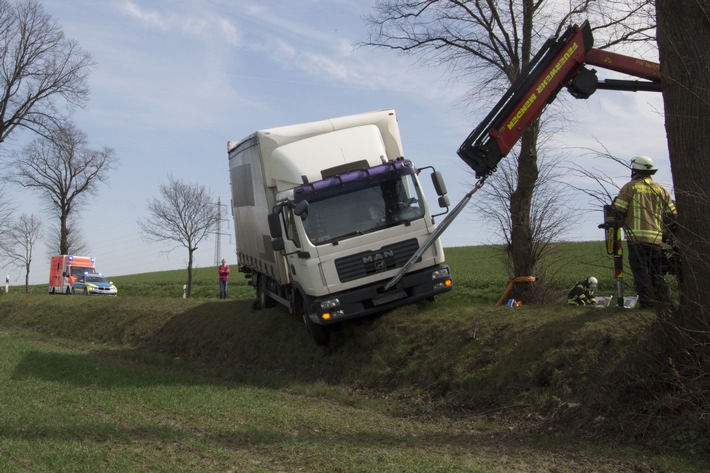 FW Menden: LKW fährt in den Straßengraben