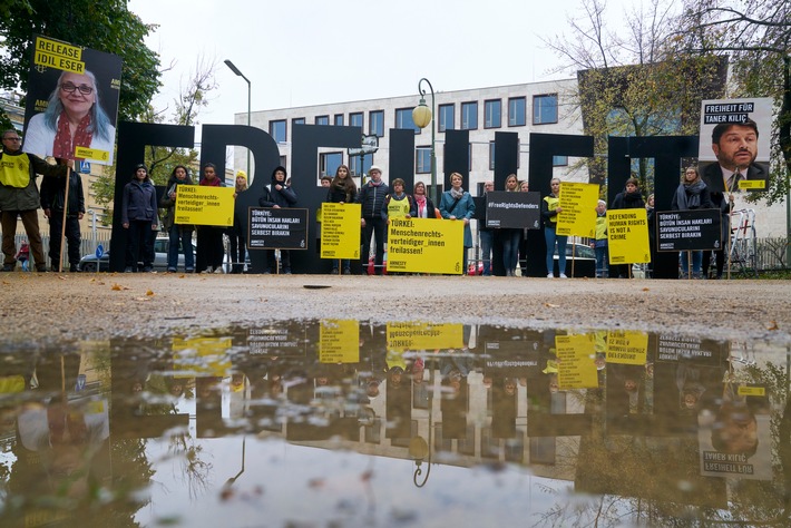 Türkei: Aktivisten in Berlin fordern Freiheit für inhaftierte Amnesty-Vertreter, Peter Steudtner und acht weitere Menschenrechtsverteidiger