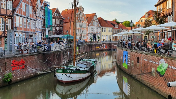 Deutschlandweit einmalig: Tetsche Open-Air - Cartoons im historischen Hansehafen Stades