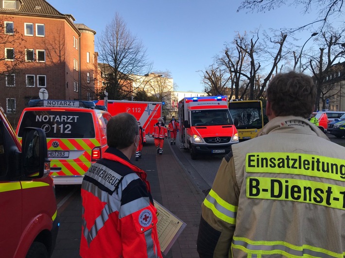 FW Bremerhaven: Verkehrsunfall mit einem Bus sorgt für eine hohe Anzahl von Verletzten in Bremerhaven.