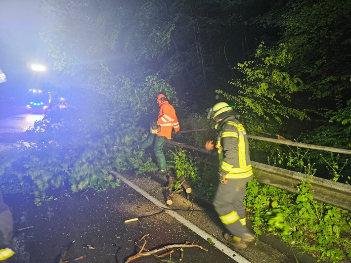 FW Königswinter: Ergiebige Regenfälle sorgen für Feuerwehreinsätze in Königswinter