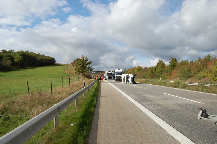 POL-PPWP: LKW-Überschlag auf der Bundesautobahn 63