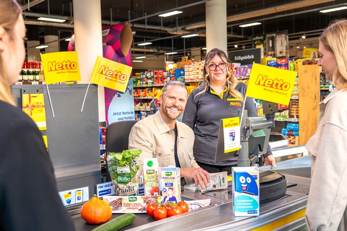 Der Bachelor an der Kasse: Paul Janke unterstützt in Hamburg Vereinswesen bei Netto-Spendenaktion / Weiterer Text über ots und www.presseportal.de/nr/72216 / Die Verwendung dieses Bildes für redaktionelle Zwecke ist unter Beachtung aller mitgeteilten Nutzungsbedingungen zulässig und dann auch honorarfrei. Veröffentlichung ausschließlich mit Bildrechte-Hinweis.