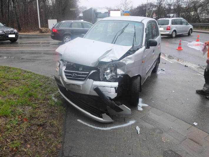 POL-DN: 27000 Euro Sachschaden nach Verkehrsunfall