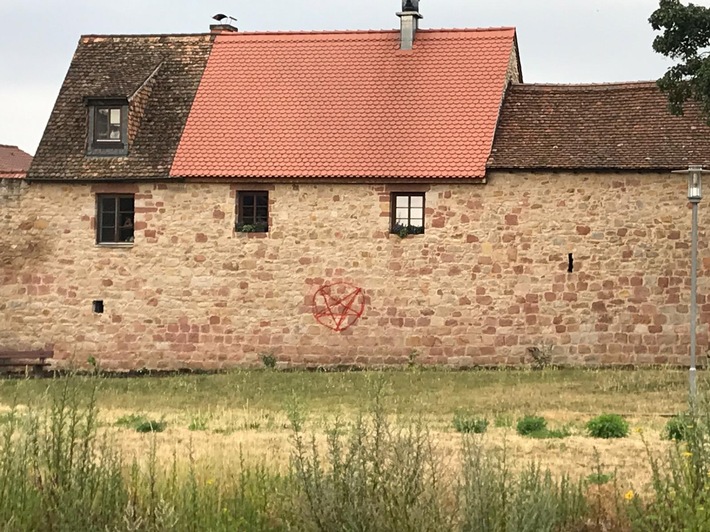 POL-PDNW: Wachenheim - Stadtmauer besprüht - 500,- Euro für Hinweis ausgelobt.