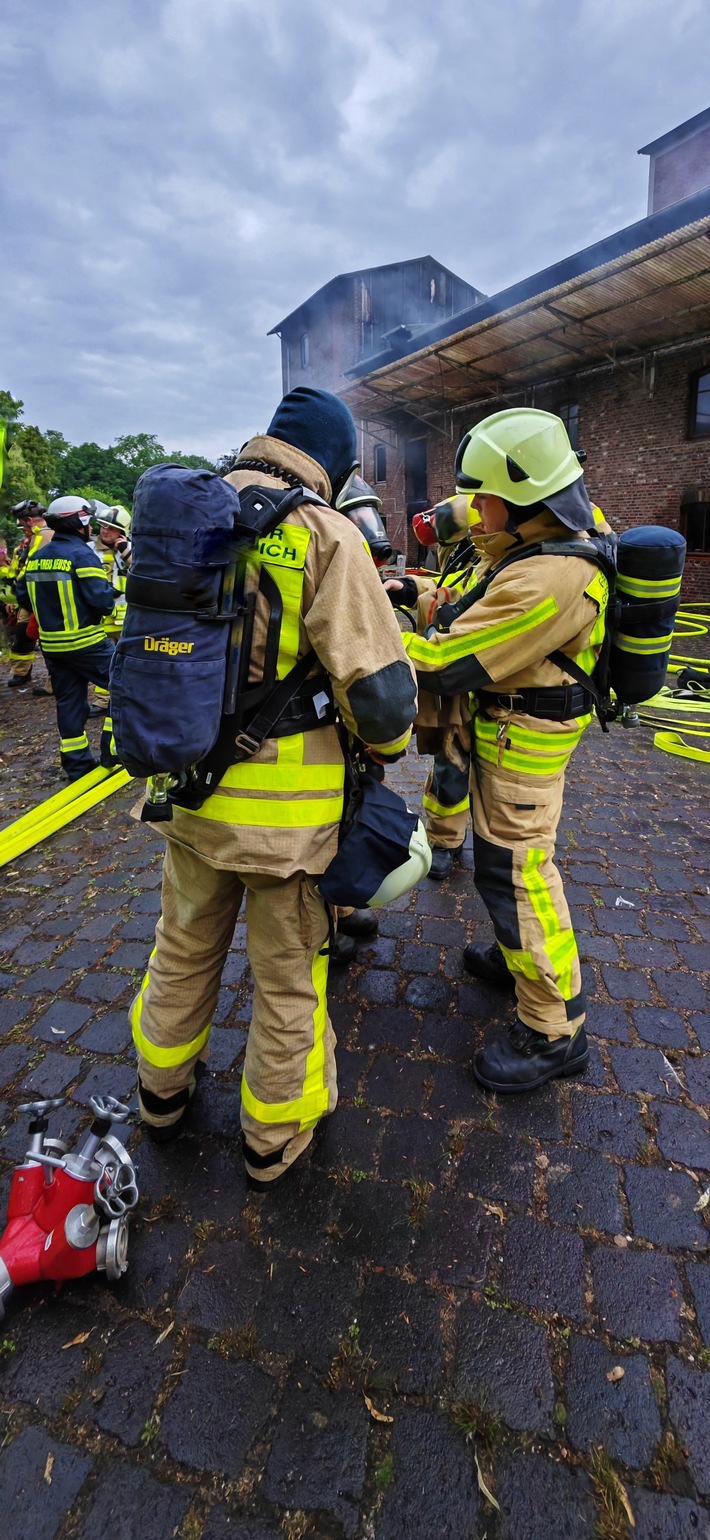 FW Grevenbroich: Ausgedehnter Brand in historischem Grevenbroicher Mühlengebäude / Stundenlange Löscharbeiten, erheblicher Gebäudeschaden, keine Personen verletzt
