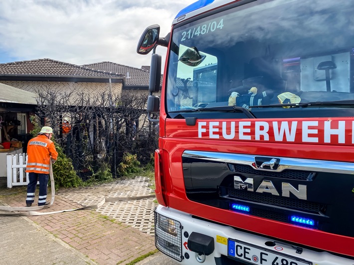 FW Flotwedel: Hecke fängt bei Dachdeckarbeiten Feuer