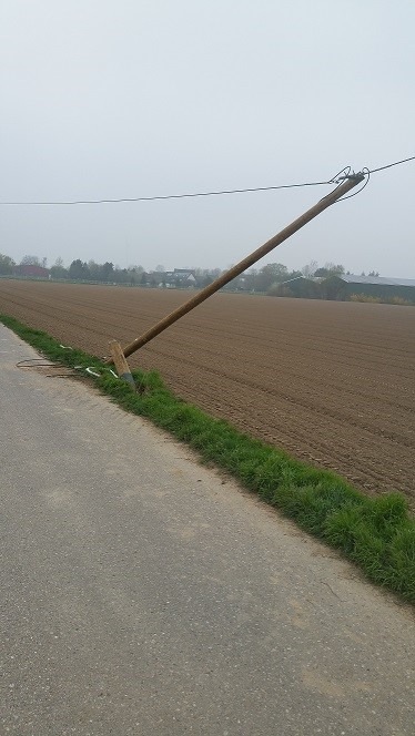 POL-DN: Hoher Sachschaden an Holzmast und Kabel