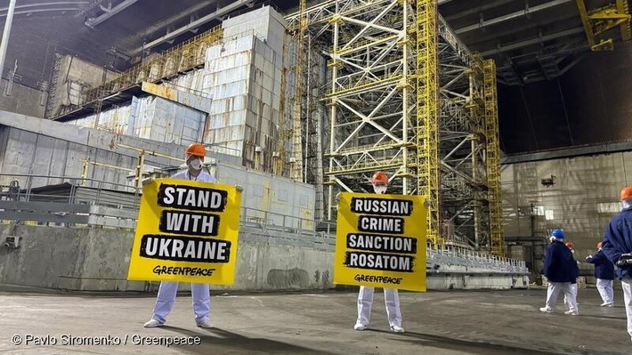 40 Jahre nach Chornobyl: Greenpeace-Aktive protestieren für Unterstützung bei Wiederaufbau der zerstörten Schutzhülle / Greenpeace-Report dokumentiert Folgen des russischen Drohnenangriffs