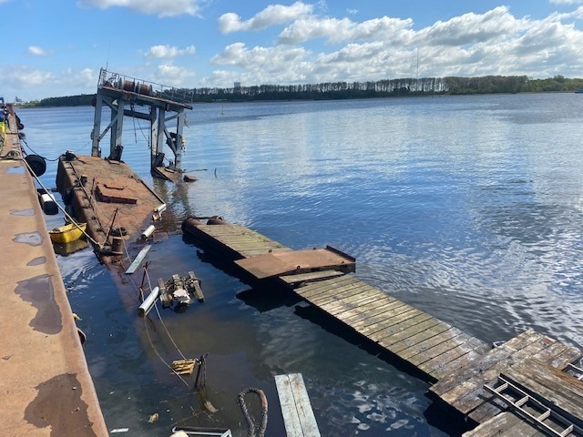 LWSPA M-V: Schwimmbagger sinkt im Fischereihafen Rostock