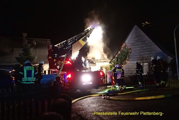 FW-PL: Presse-Erstmeldung. Wohnhaus im OT-Köbbinghausen brannte komplett aus