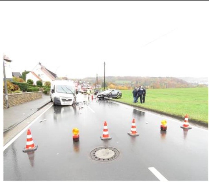 POL-MK: Verkehrsunfall mit drei schwer Verletzten
