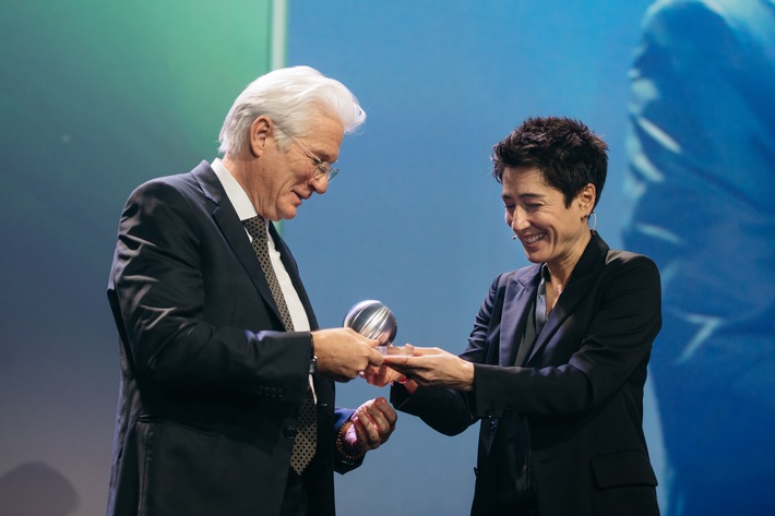 US-Schauspieler Richard Gere erhält den Ehrenpreis des Deutschen Nachhaltigkeitspreises 2019 von Laudatorin Dunja Hayali. Weiterer Text über ots und www.presseportal.de/nr/70289 / Die Verwendung dieses Bildes ist für redaktionelle Zwecke honorarfrei. Veröffentlichung bitte unter Quellenangabe: "obs/Deutscher Nachhaltigkeitspreis/Dariusz Misztal"