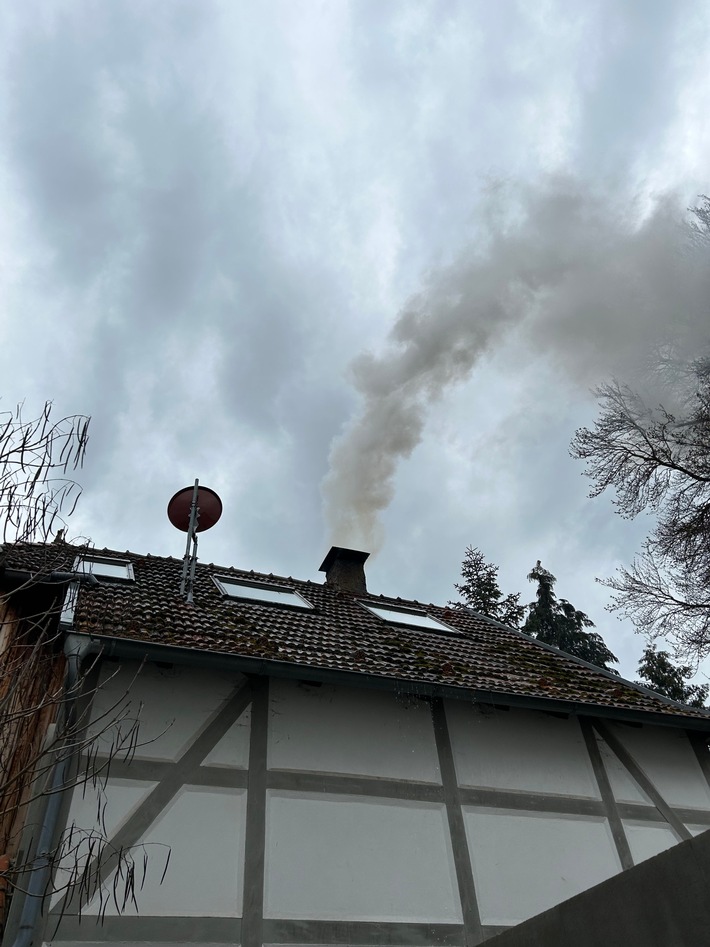 FW Borgentreich: Längere Einsatzdauer bei einem Kaminbrand in Borgentreich.