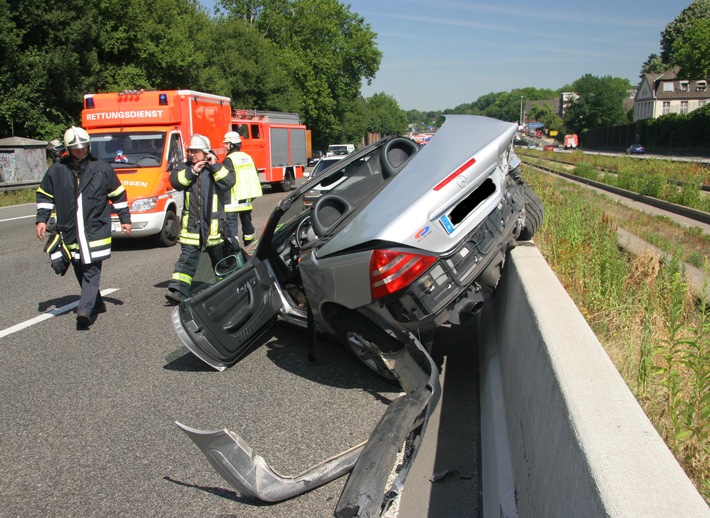 FW-E: Verkehrsunfall auf der A 40, eine schwer verletzte Person