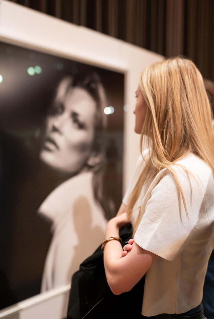 Neue Bryan Adams Fotografien erstmals in einer Ausstellung in Amberg