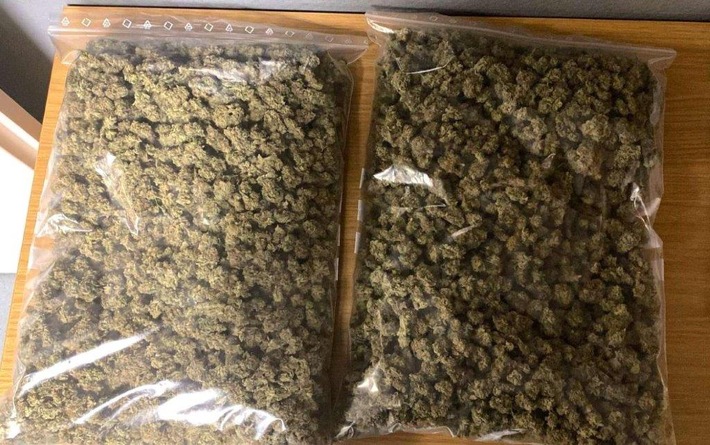 BPOL NRW: Rucksack in S1 vergessen - Bundespolizei stellt großen Behälter mit Marihuana sicher