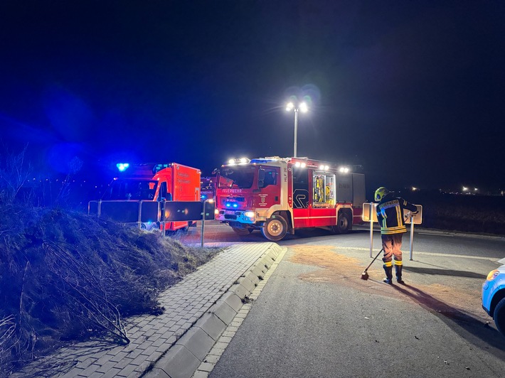 FW Flotwedel: PKW kollidiert mit Kreisverkehr - Betriebsstoffe laufen aus