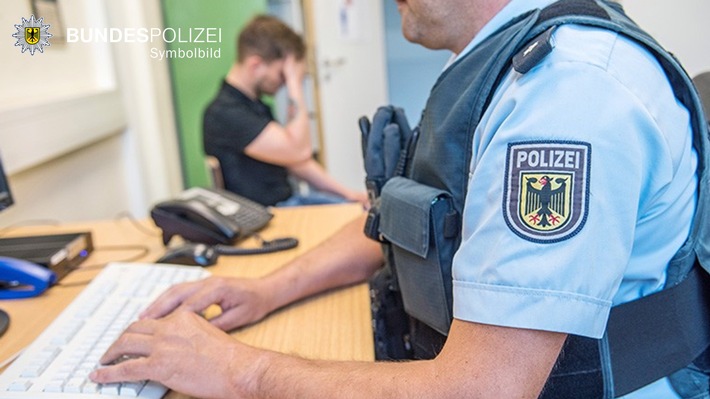 Bundespolizeidirektion München: Gewalt unter Betrunkenen / Frau zeigt Zivilcourage und greift ein
