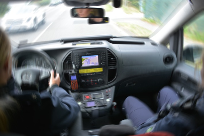 POL-ME: Jugendlicher entzieht sich Polizeikontrolle - mehrere Unfälle mit gestohlenem Auto verursacht - 2607027