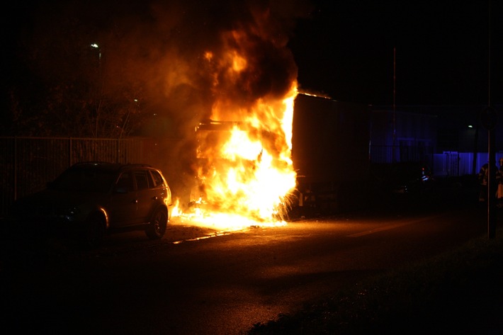 POL-HA: LKW brennt aus - BMW durch Hitze beschädigt