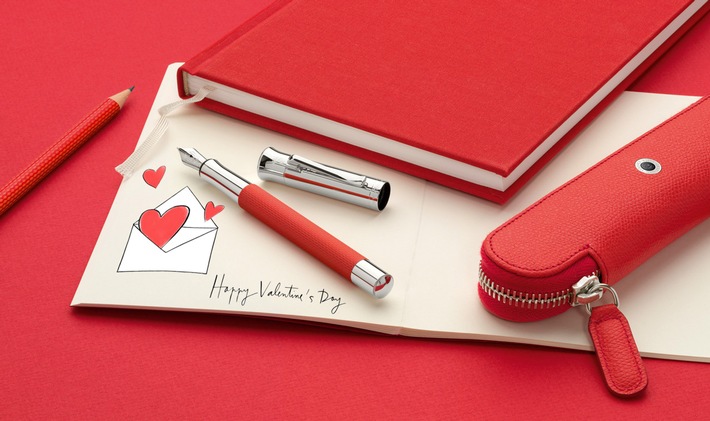 Romantik pur: Zum Tag der Liebe stehen handschriftlich verfasste Botschaften nach wie vor hoch im Kurs. Produkt: Guilloche Füllfederhalter von Graf von Faber-Castell. Weiterer Text über ots und www.presseportal.de/nr/43147 / Die Verwendung dieses Bildes ist für redaktionelle Zwecke honorarfrei. Veröffentlichung bitte unter Quellenangabe: graf-von-faber-castell-fuellfederhalter-guilloche-in-india-red.jpg