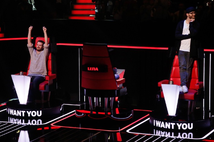 Revolverheld Johannes trifft ins Schwarze und schießt gegen die Coach-Kollegen in der Blind Audition von "The Voice Kids" am Freitag, 13. März, in SAT.1