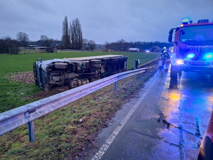 Feuerwehr Kalkar: LKW mit Rüben kippt um