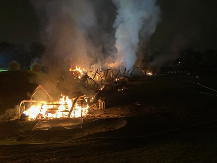 FW-DO: Feuer auf einer Golfanlage in Dortmund-Wambel / Ausgedehnter Brand auf einer Golfanlage in Wambel