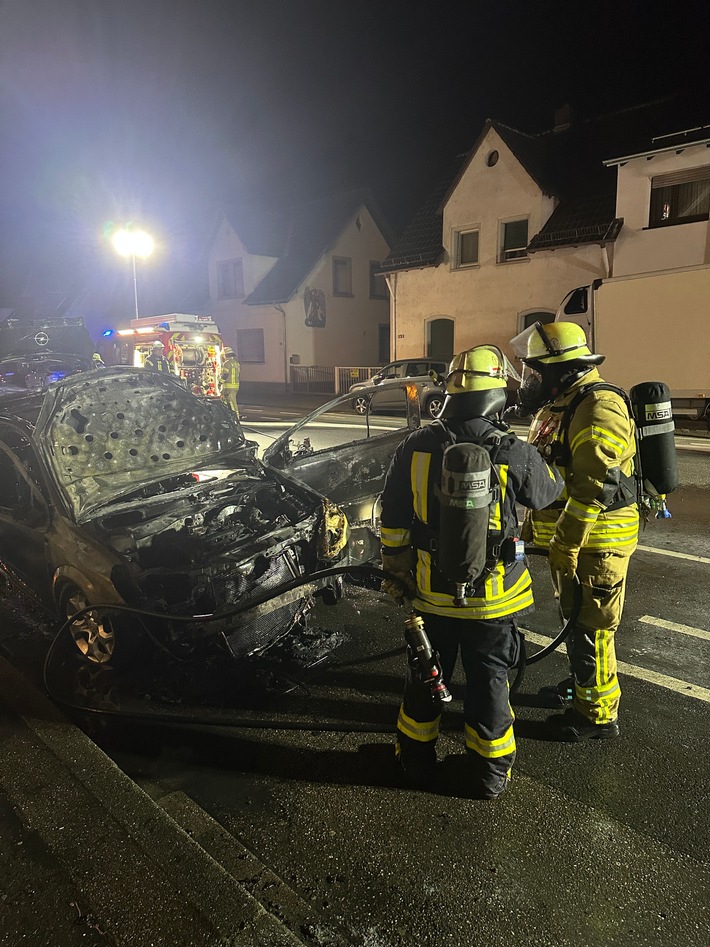 FW Weinheim: Fahrzeugbrand in Weinheim. Feuerwehr verhindert Ausbreitung auf Gebäude