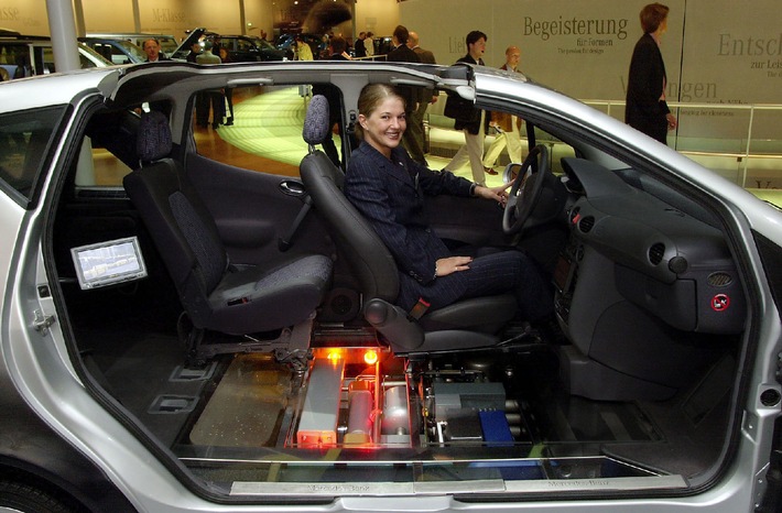 Mercedes-Benz entwickelt neuartiges Sicherheitskonzept für
vorausschauenden Insassenschutz