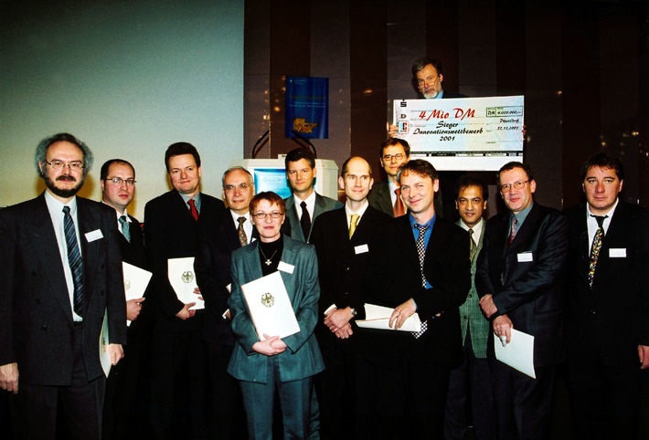 MEDICA-Kongress 2001 in Düsseldorf: Sieger des Innovationswettbewerbs
zur Förderung der Medizintechnik prämiert