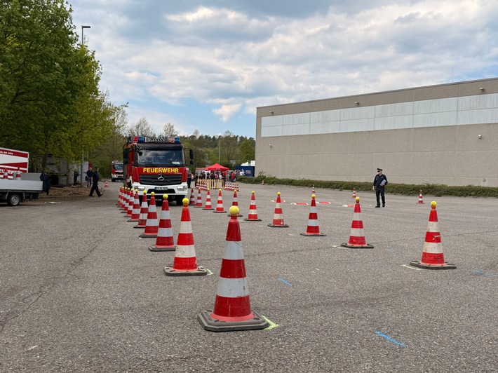 FW LK Esslingen: Geschicklichkeitsfahren der Feuerwehren im Landkreis Esslingen erfolgreich in Aichtal durchgeführt.
