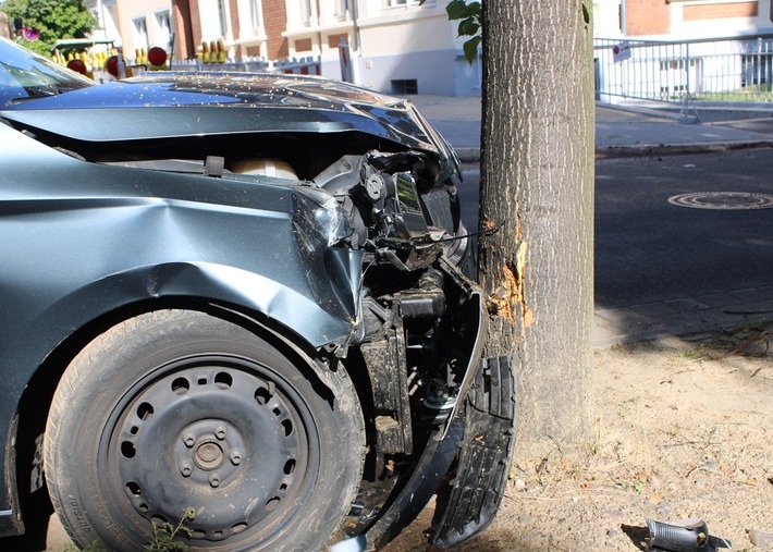 POL-MI: Auto prallt gegen Baum