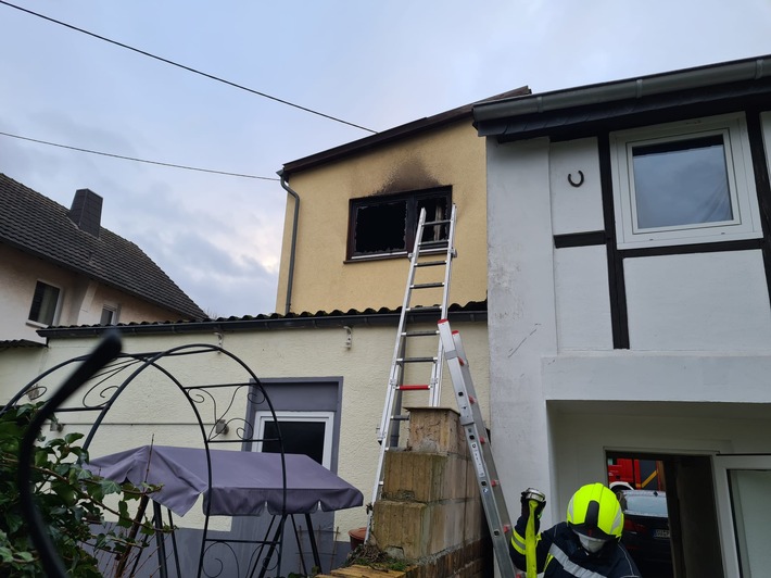 FW Sankt Augustin: Zimmerbrand in Niederpleis drohte auf Dach überzugreifen