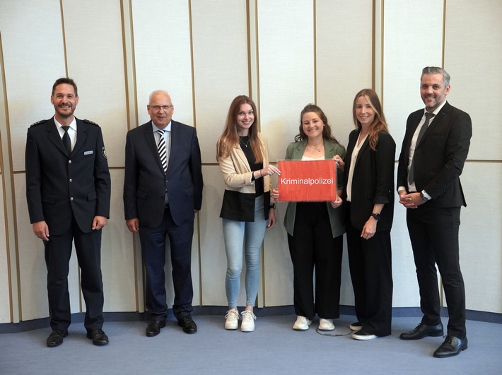 POL-HSK: Landrat Dr. Karl Schneider begrüßt 60 neue Polizistinnen und Polizisten im Hochsauerlandkreis