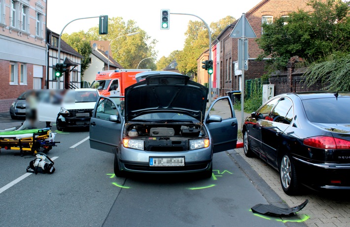 POL-GE: Frau bei Verkehrsunfall leicht verletzt