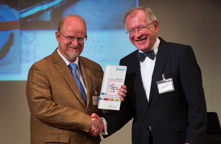 Auszeichnung des Dialog Schule - Chemie 2012 an Joachim Lerch vergeben / Viel Herzblut in allen Disziplinen: Experimentieren - Begeistern - Vernetzen (BILD)