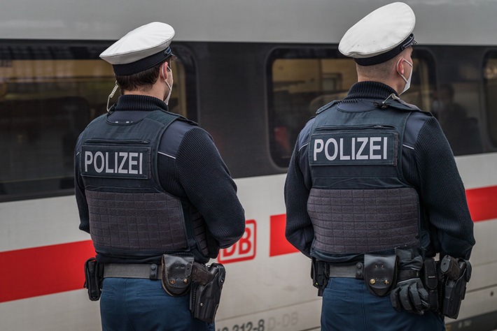 Bundespolizeidirektion München: Ehrlicher Finder gibt drei Ringe im Wert von 31 000 Euro zurück