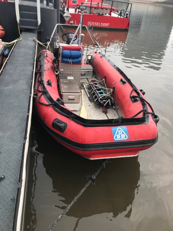 FW-D: Rettungsboot der Feuerwehr entwendet - Wasserschutzpolizei fand das defekte Motorboot am Rheinufer