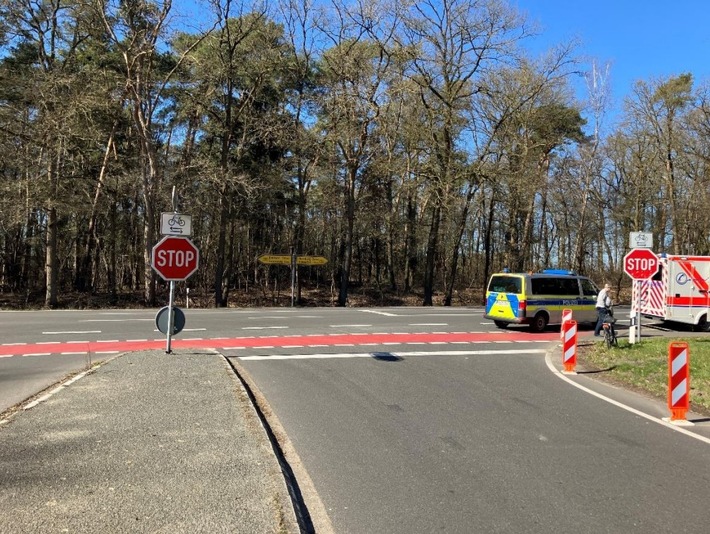 POL-ROW: ++ Funkstreifenwagen beschädigt: 22-Jähriger gestellt ++ Unfall an Bundesstraße: Pedelec-Fahrerin leicht verletzt ++