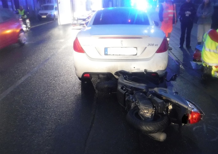 POL-DN: Rollerfahrerin bei Unfall schwer verletzt - Autofahrer flüchtet