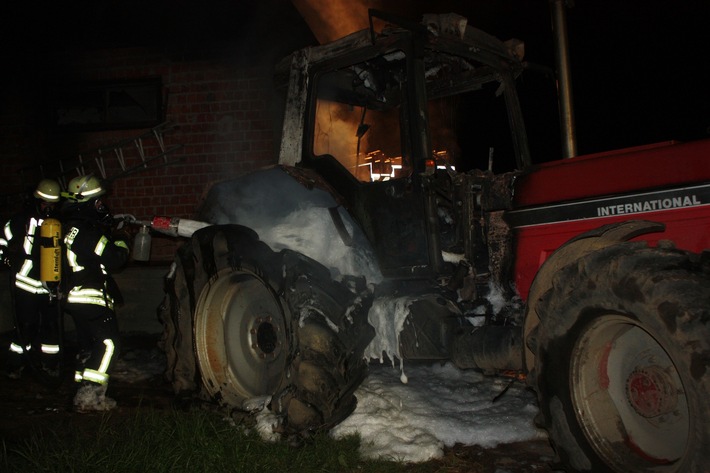 POL-HX: Traktor brennt aus
