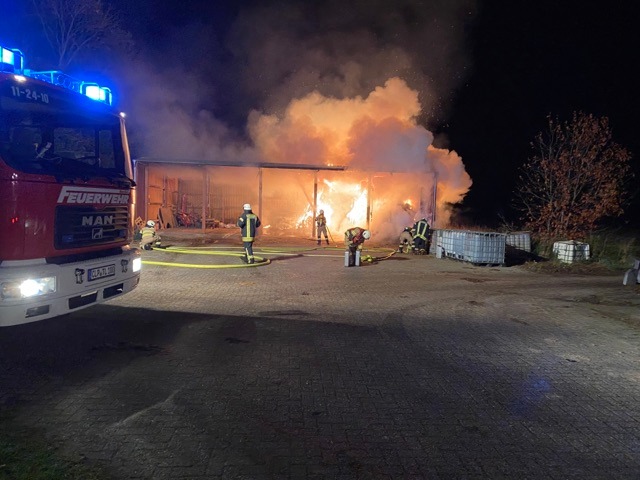 POL-OL: ++Brand eines Unterstandes/Remise auf einem landwirtschaftlichen Anwesen ++