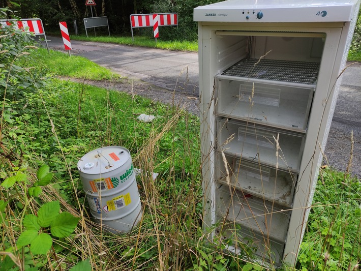 POL-SE: Quickborn - Kühlschrank in Feldbehnstraße abgelagert