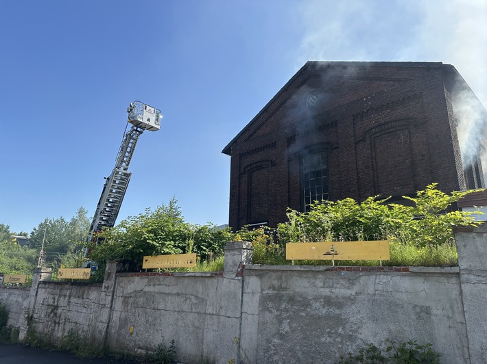 FW-DO: Feuer in Dortmund-Schüren - Lagerhalle an altem Zechenstandort brennt aus